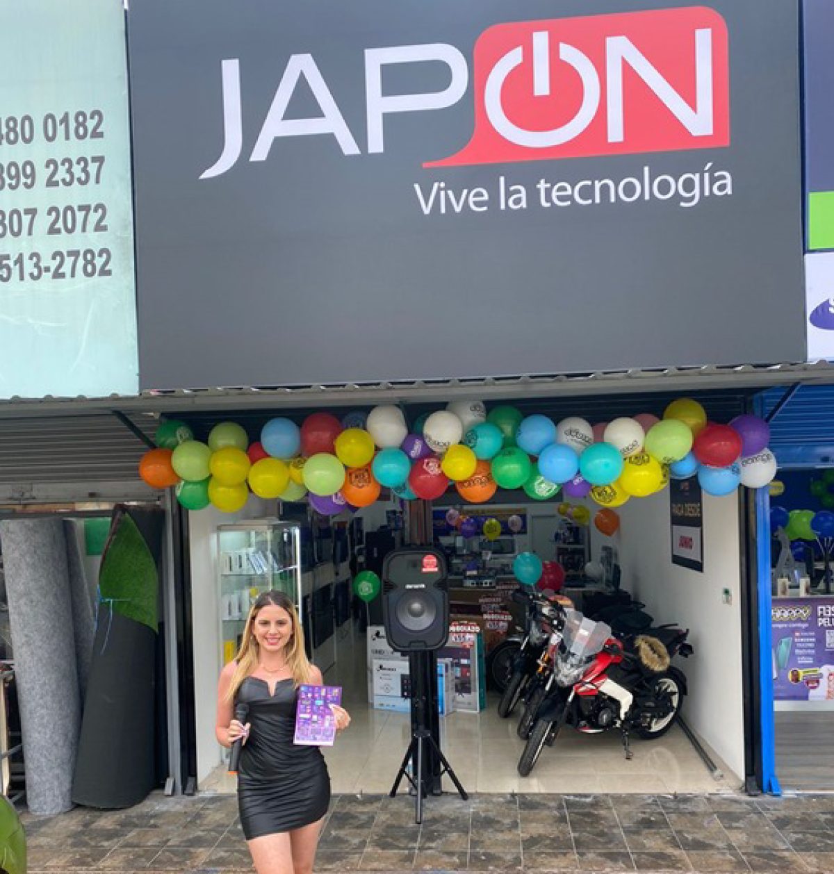 Equipo de impulsadoras activando una marca frente a consumidores