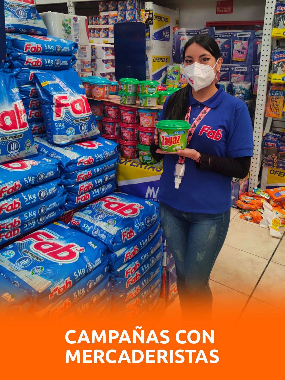 Mercaderista ordenando producto en la percha de un autoservicio