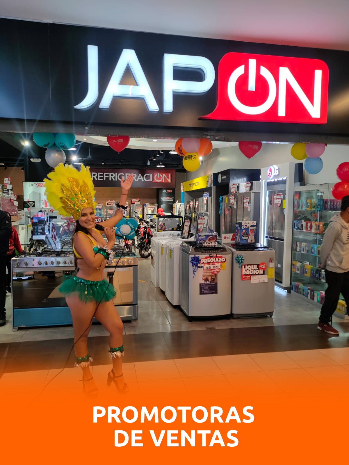 Impulsadora uniformada atendiendo a una compradora en un punto de venta