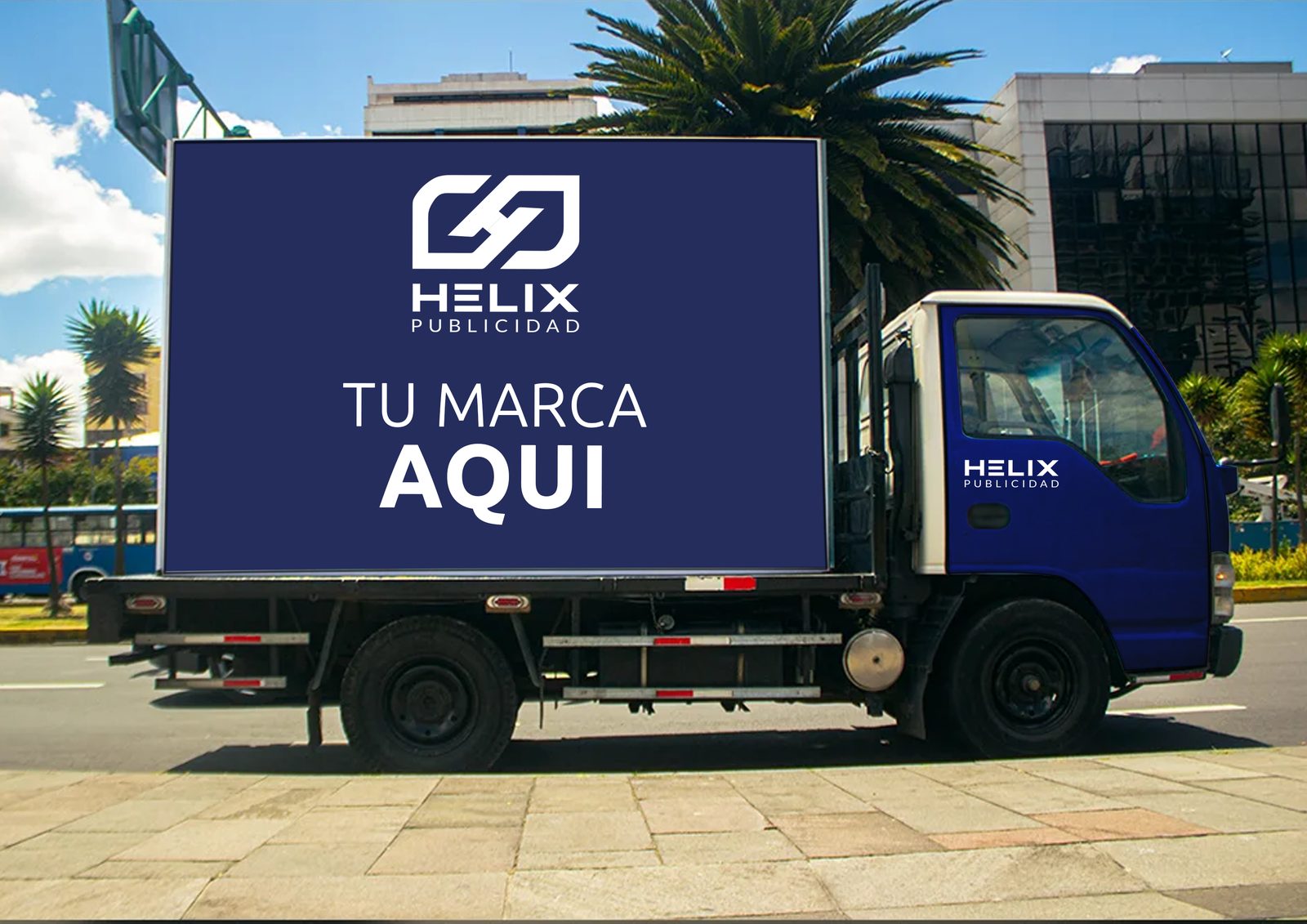 Publicidad exterior y móvil circulando por una avenida de Quito