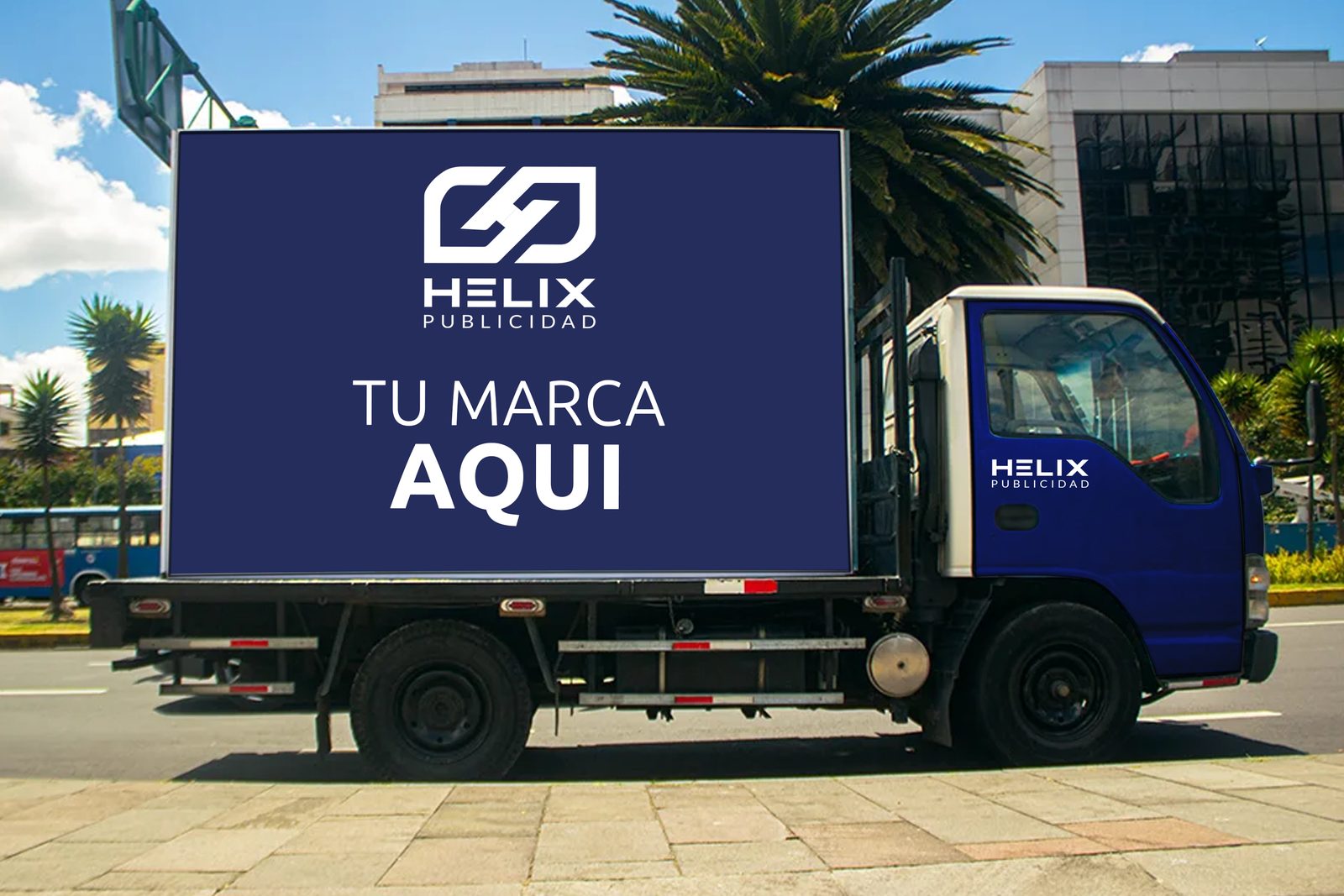 Camión de publicidad móvil de Helix Publicidad rotulado con el mensaje «Tu marca aquí», circulando por una avenida de Quito